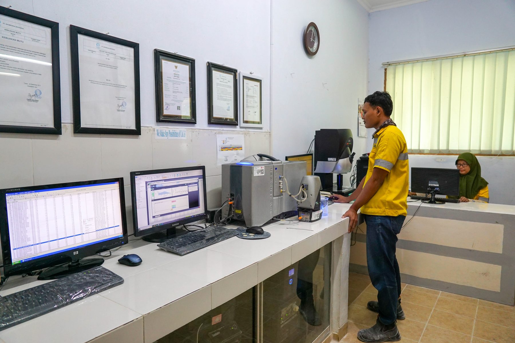 Technician running a particle size analysis in the Bhumidana quality control laboratory