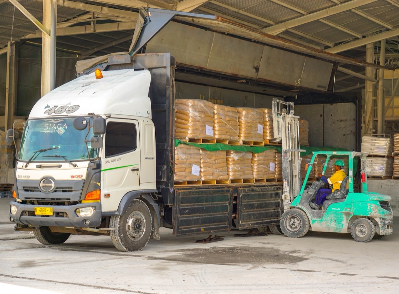 Loading palletised bags onto a delivery truck