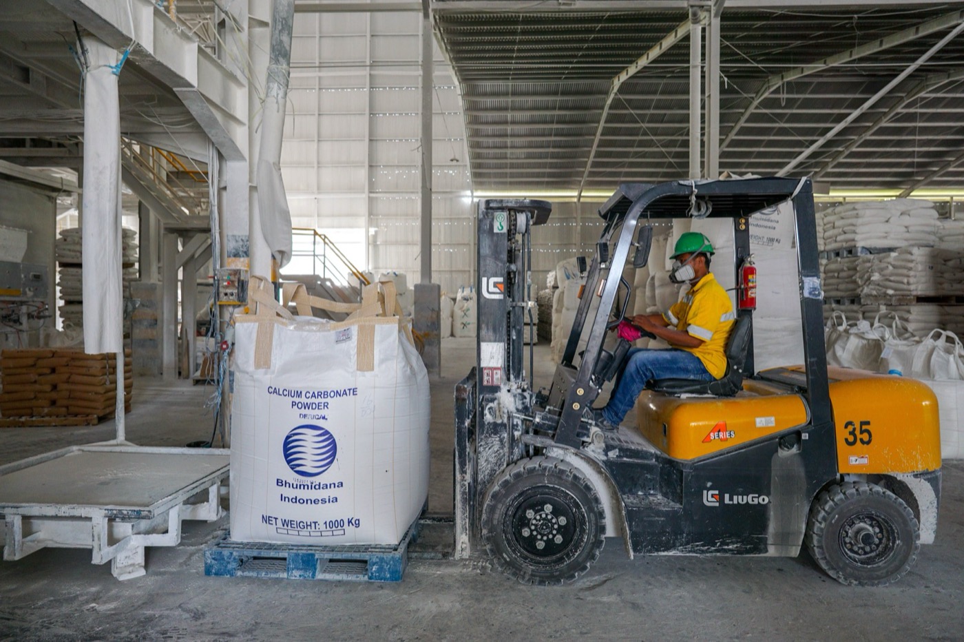Forklift moving a 1000 kg bulk bag of calcium carbonate